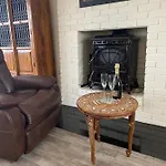 Дом отдыха Cozy Seaside Home,3 Minute Walk To Village/beach *