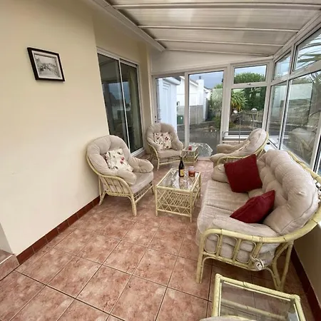 Cozy Seaside Home,3 Minute Walk To Village/beach