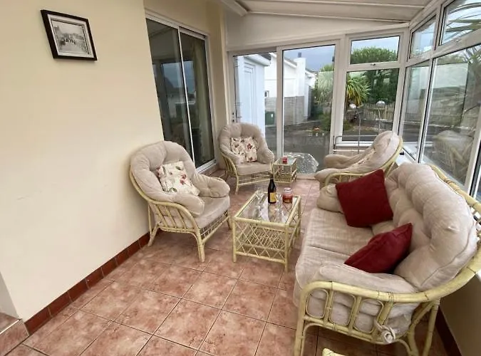 Cozy Seaside Home,3 Minute Walk To Village/beach