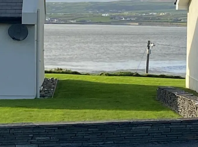 Cozy Seaside Home,3 Minute Walk To Village/beach Casa de Férias *